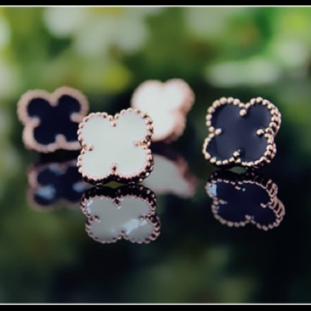 Four leaf clover earrings in BLACK Alhambra 1 motif stud earring